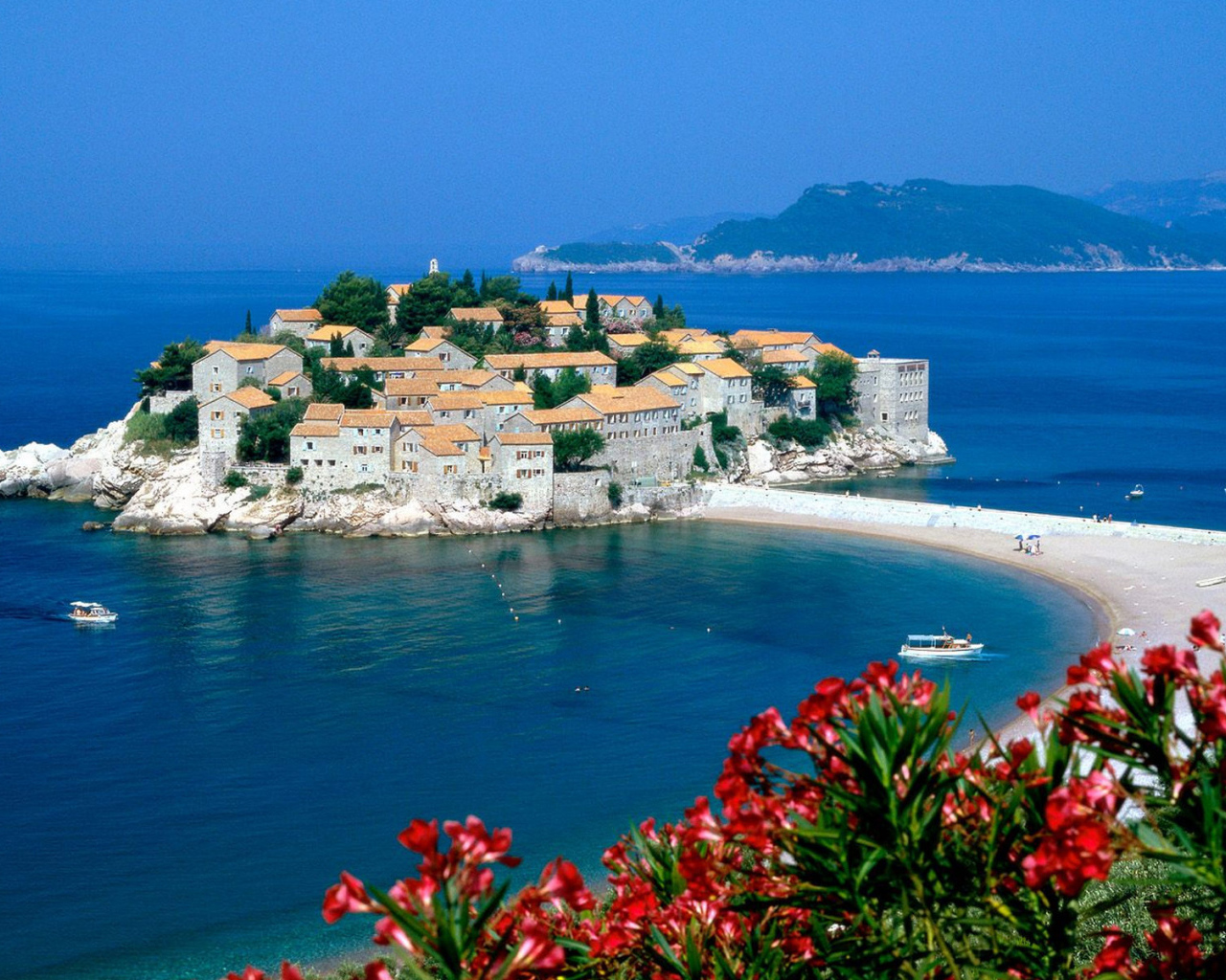 Розовый пляж в Греции