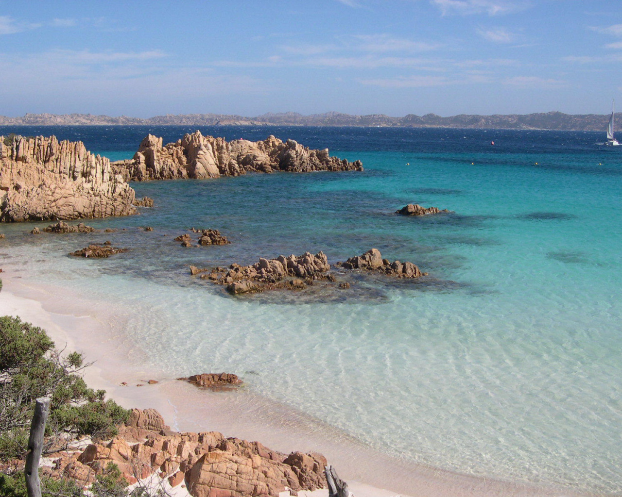 Розовый пляж на Сардинии