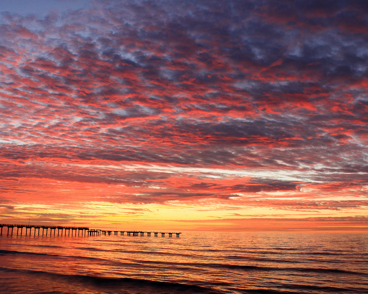 Розовые облака над пляжем