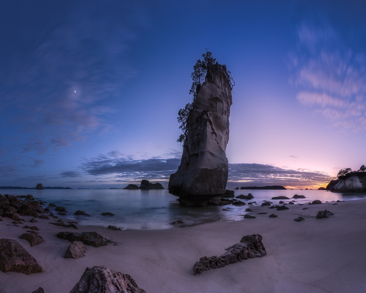 Скала у пляжа