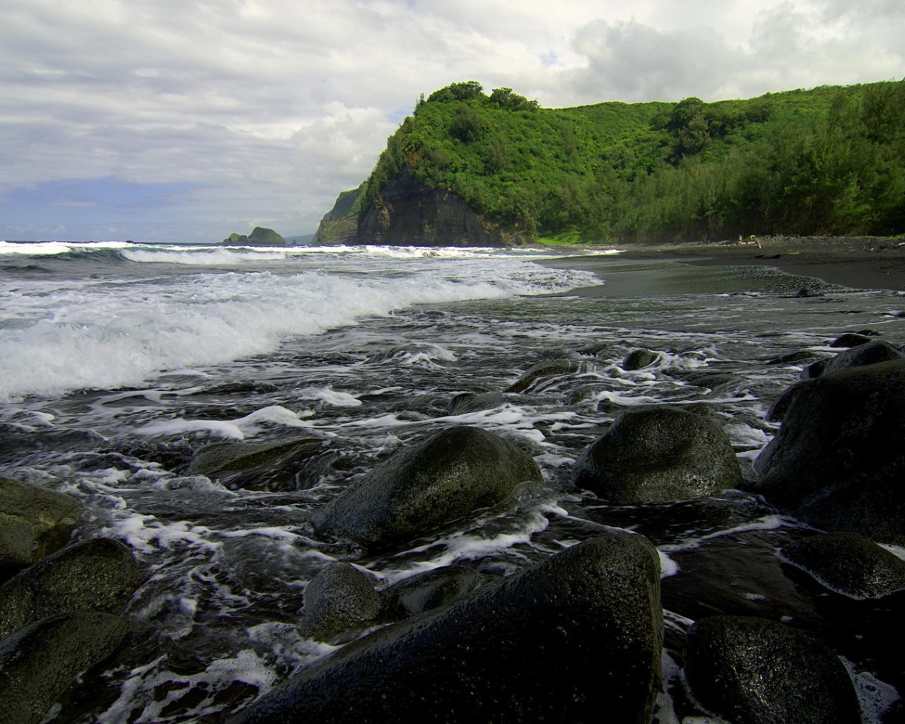 Каменистый пляж на Гаваях