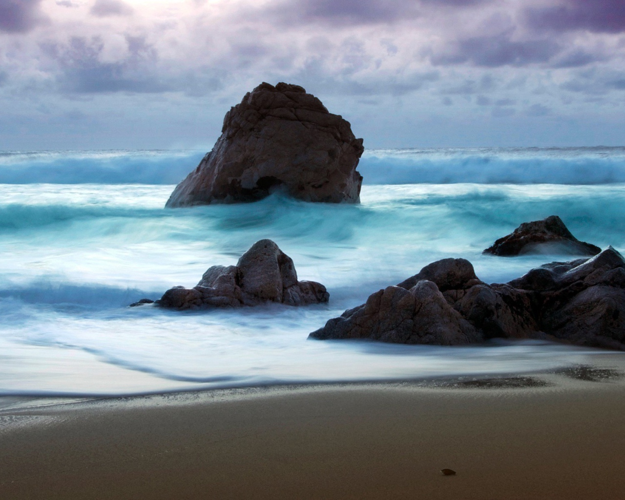 Камни на песчаном пляже