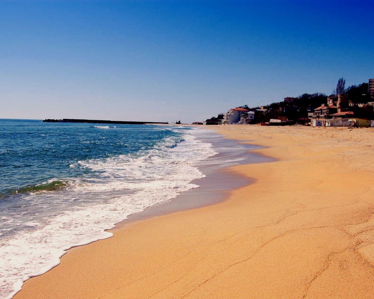 Пляж с золотым песком