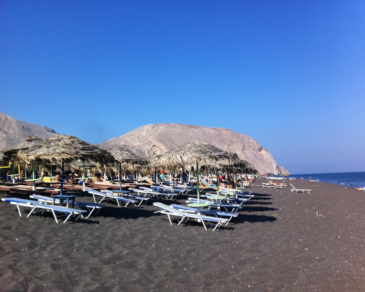 Отдых на черном пляже