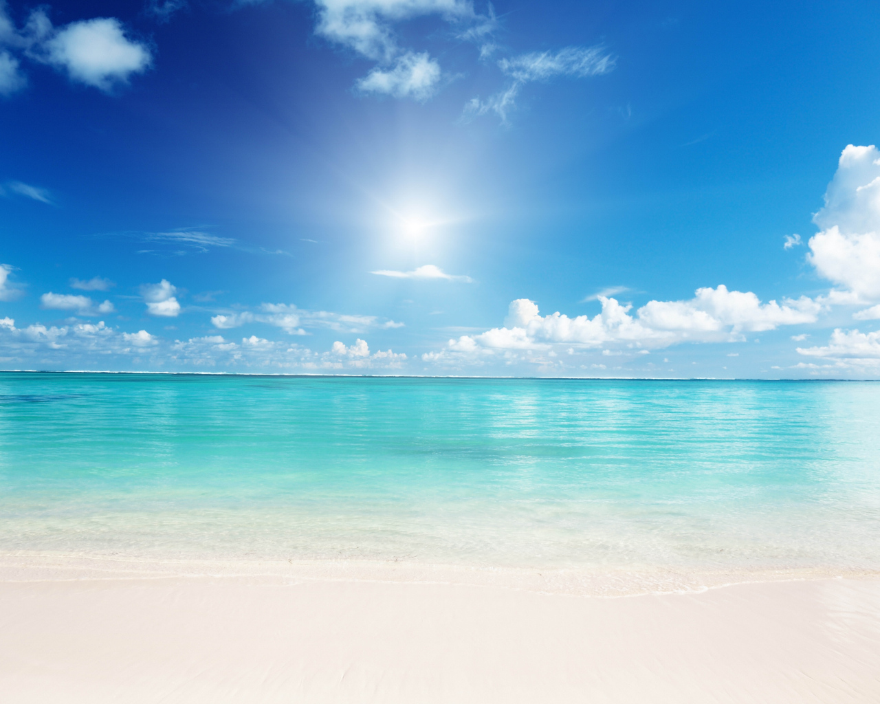 Белый песок на пляже