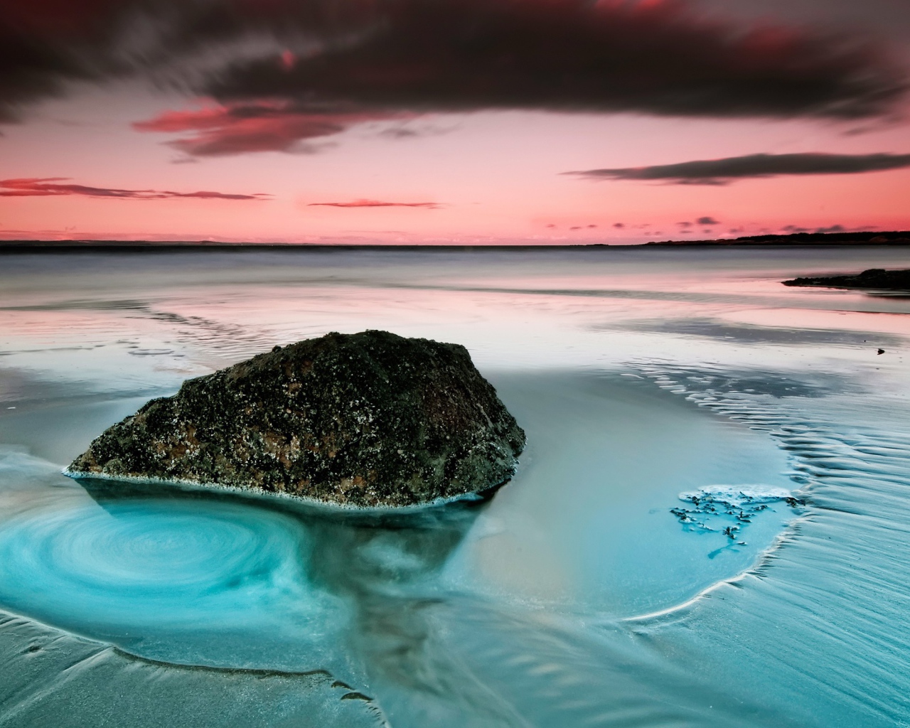 Камень на пляже