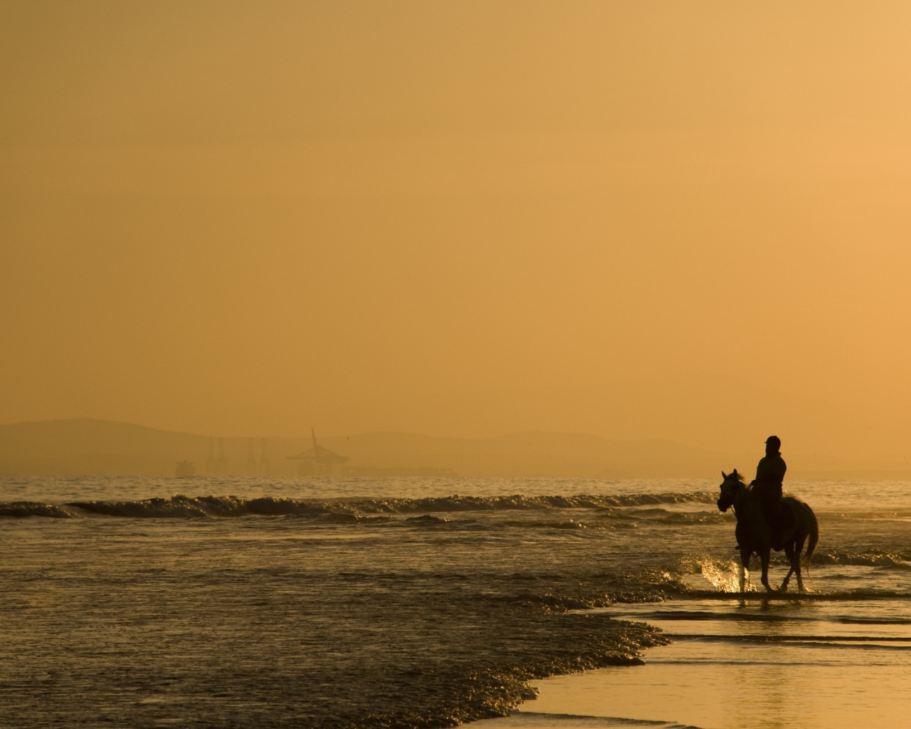 Всадник на пляже