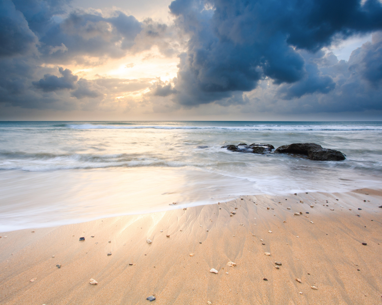 Черные облака над пляжем