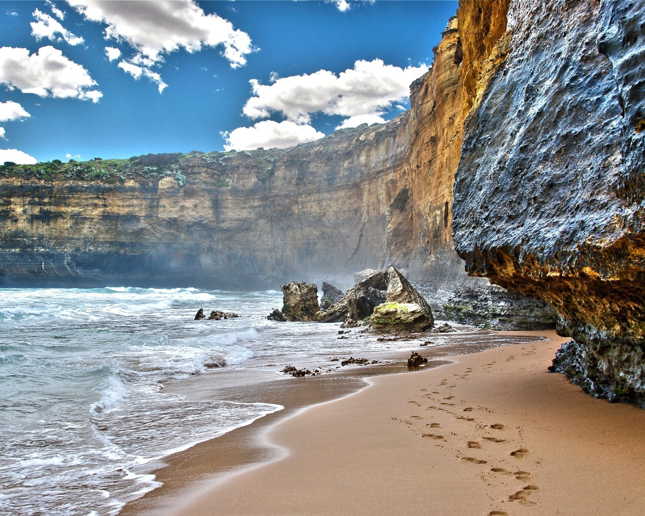 Следы на песке у моря