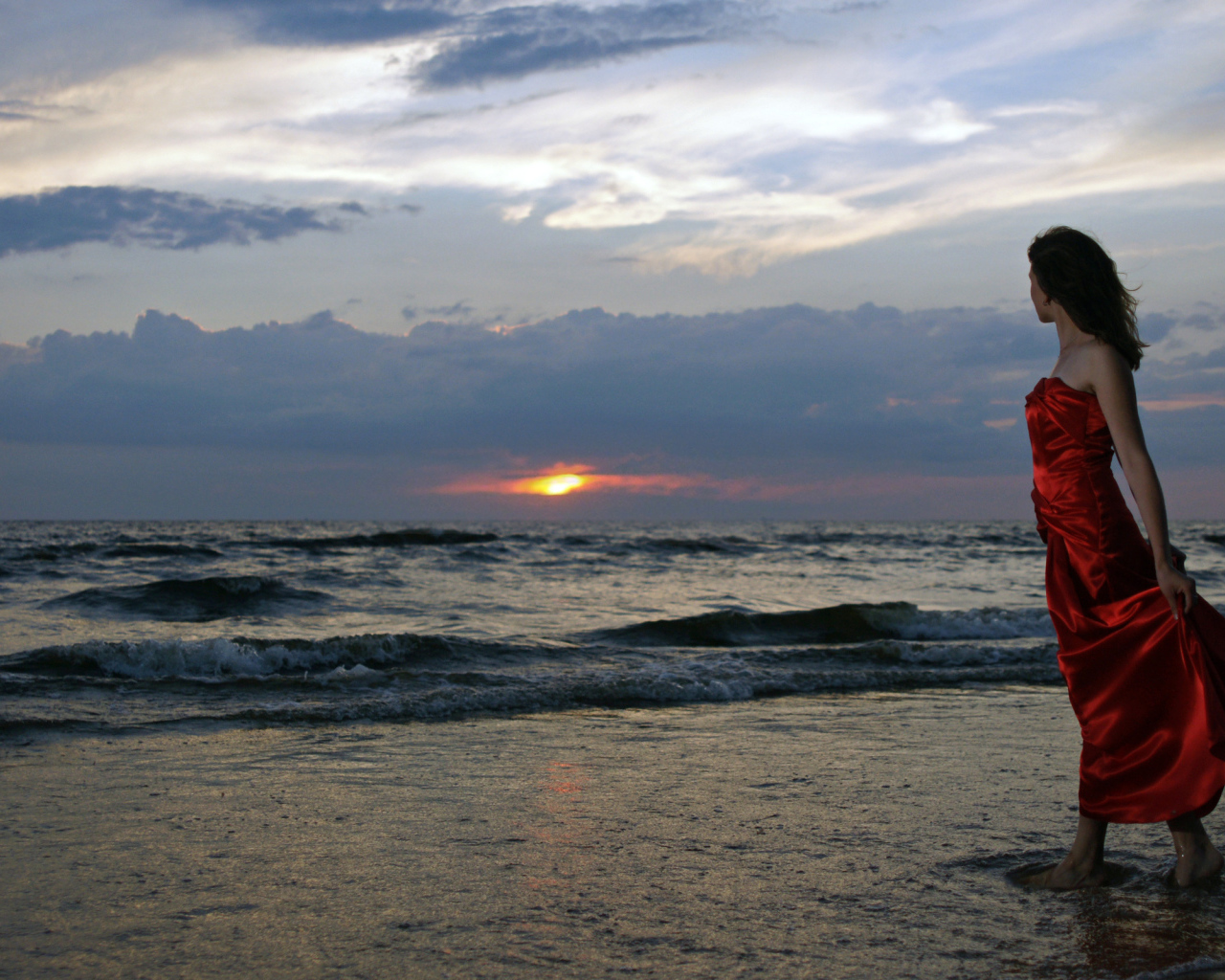 Девушка в платье на пляже