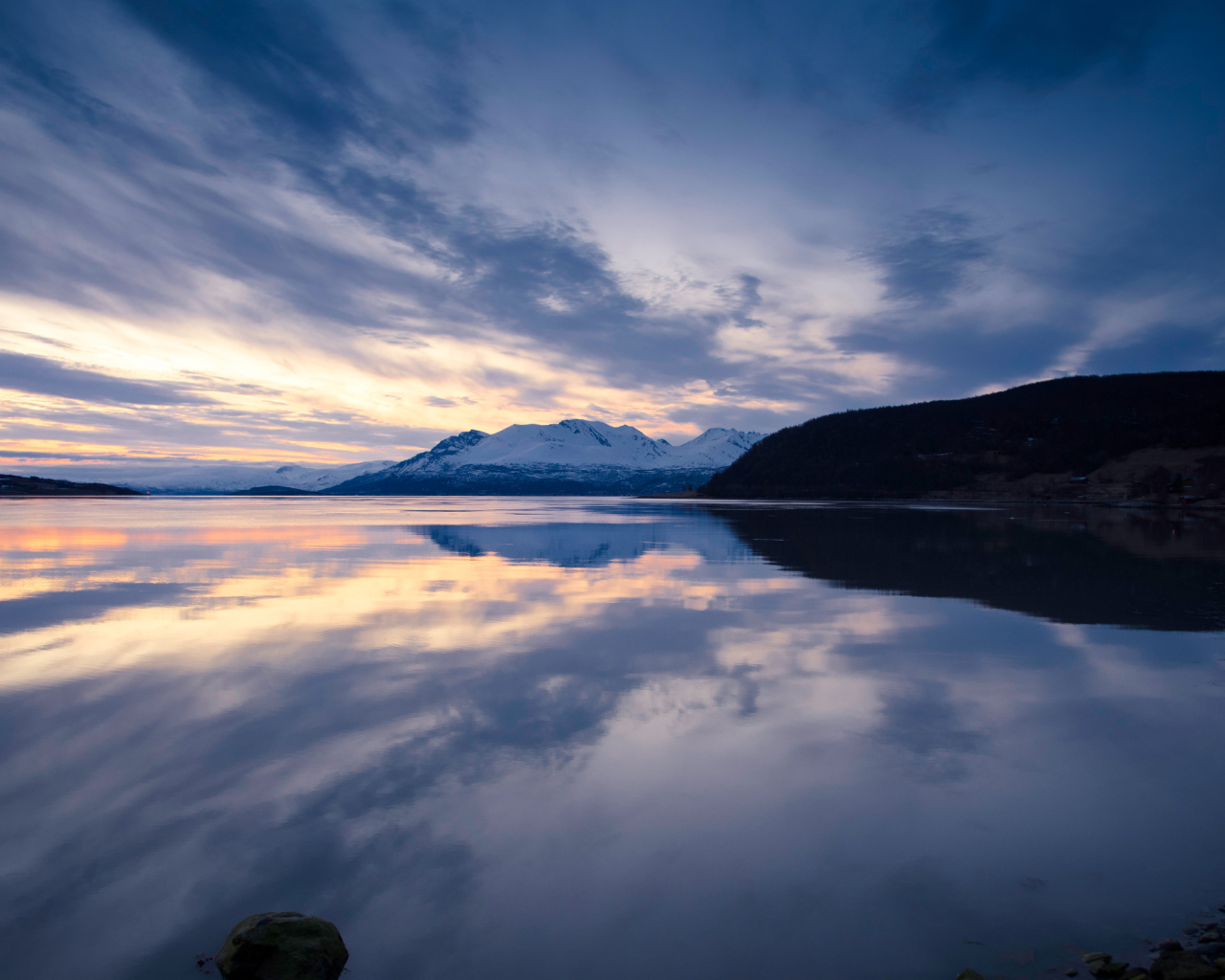 Облака отражаются в горном озере