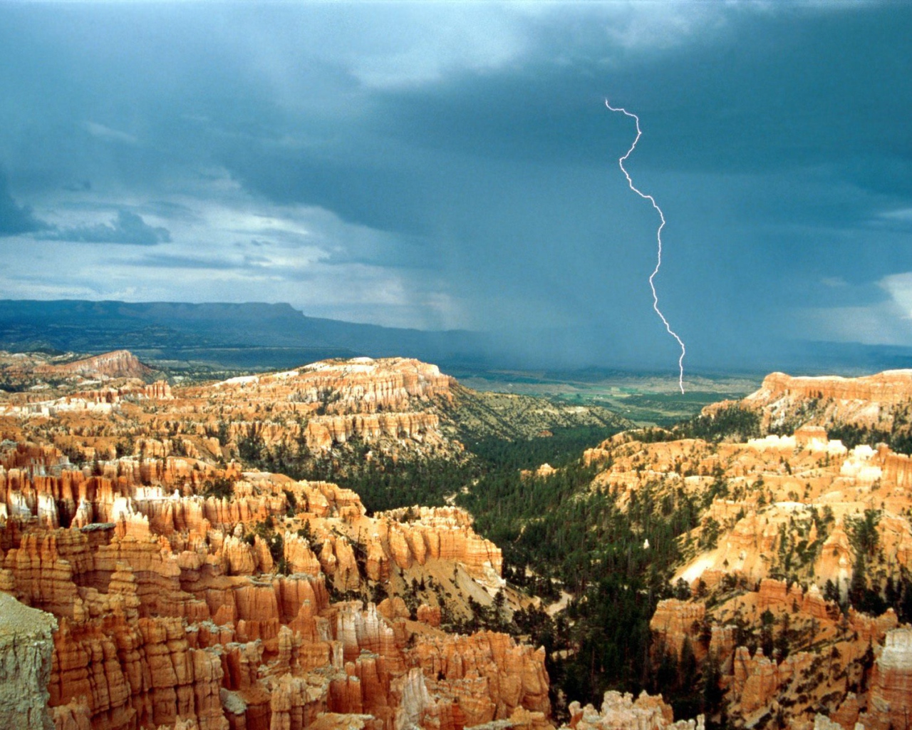 Молния ударила в землю