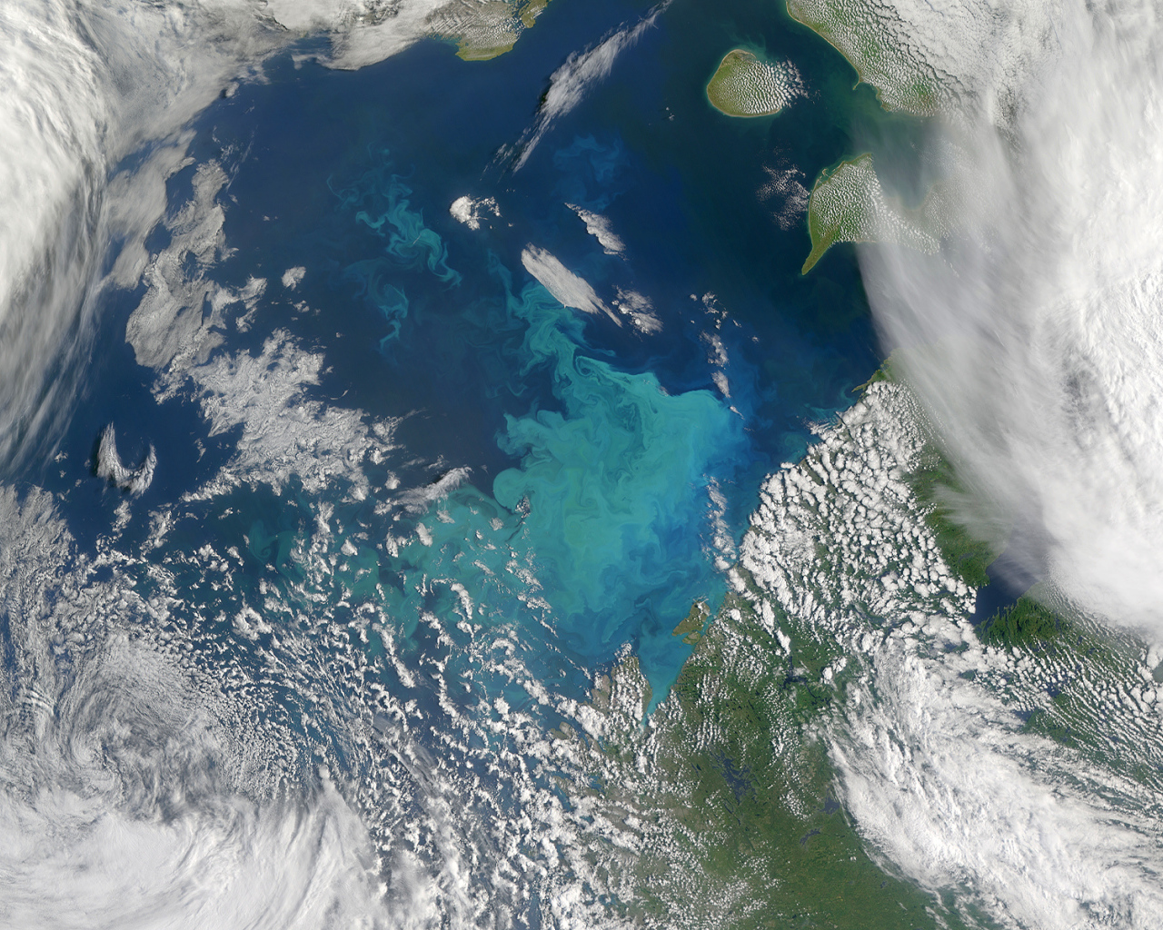 Вид на облака из космоса