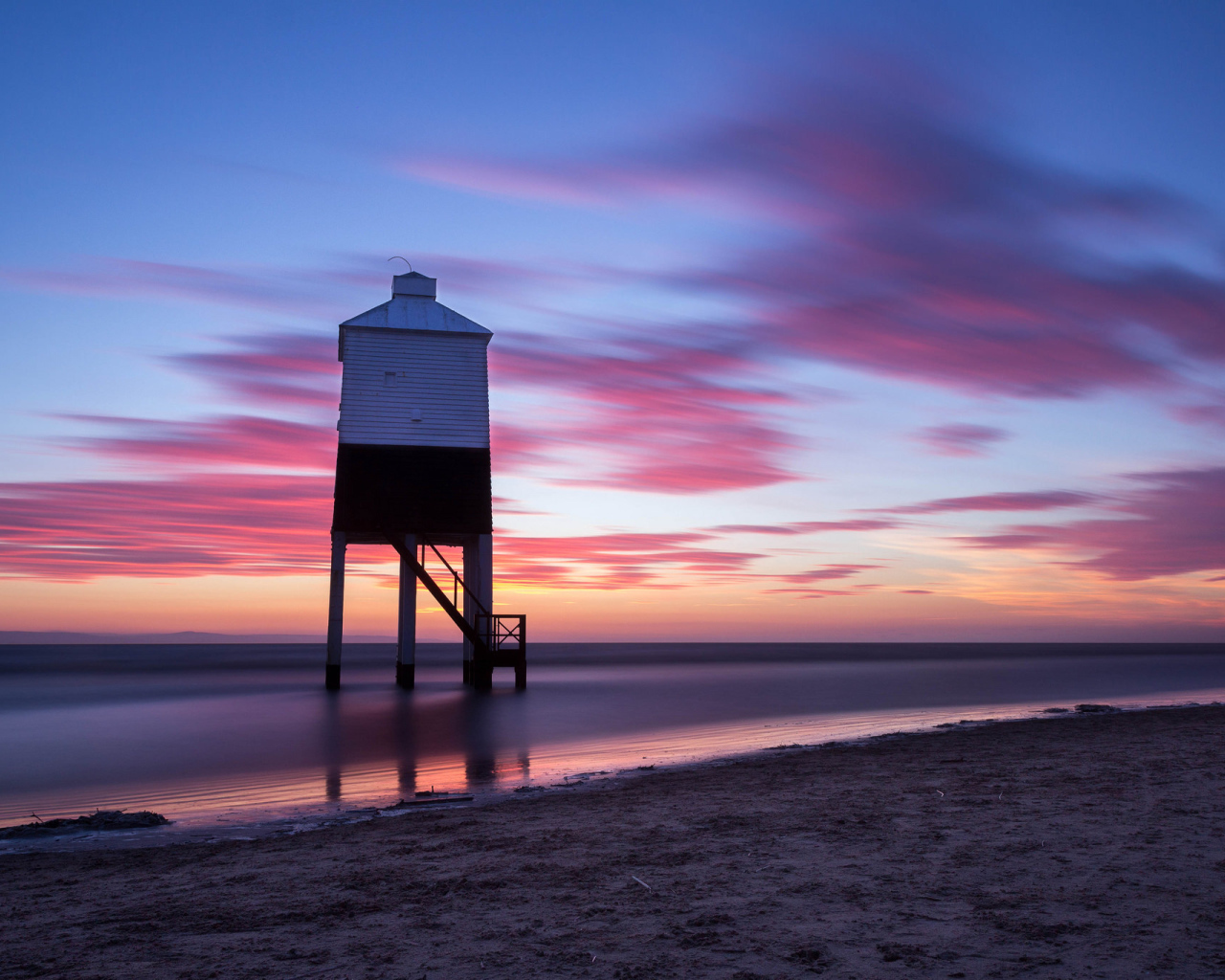 Розовые облака над морем