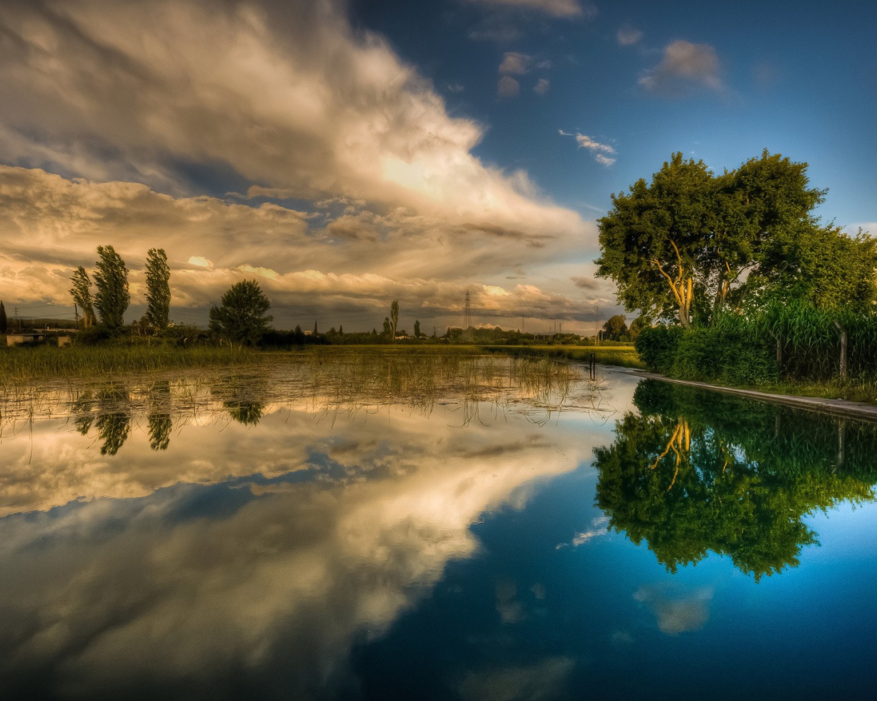 Отражение облаков в воде