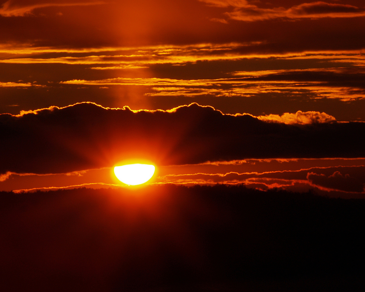 Солнце между облаками