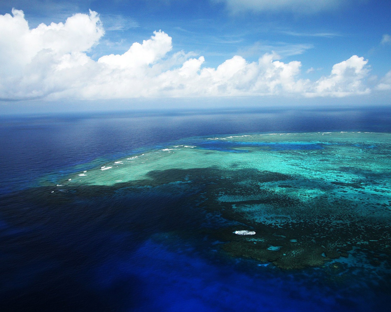 Белые облака над океаном