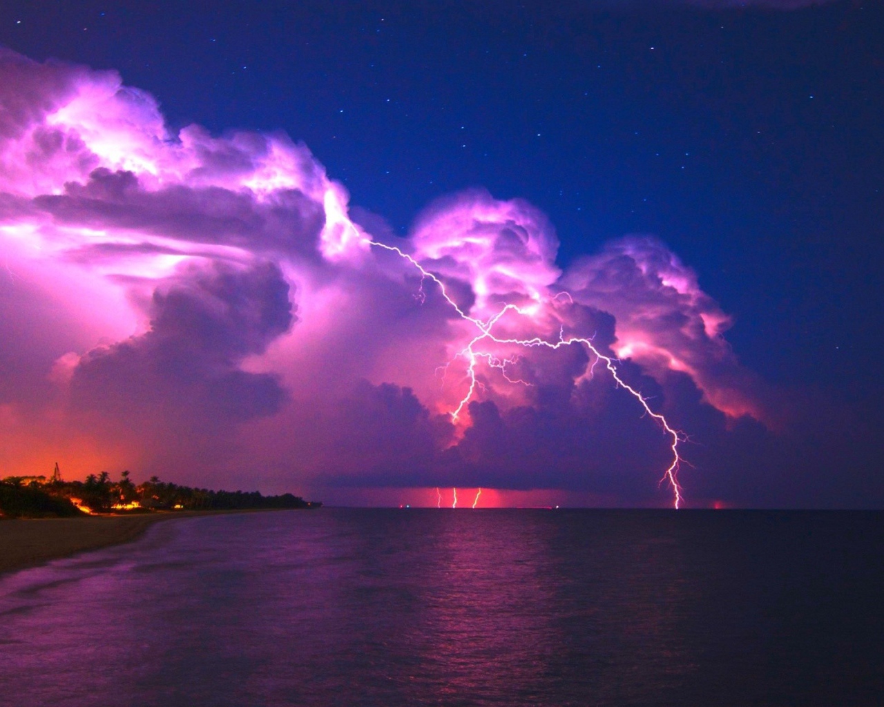 	  Thunder lightning over the sea