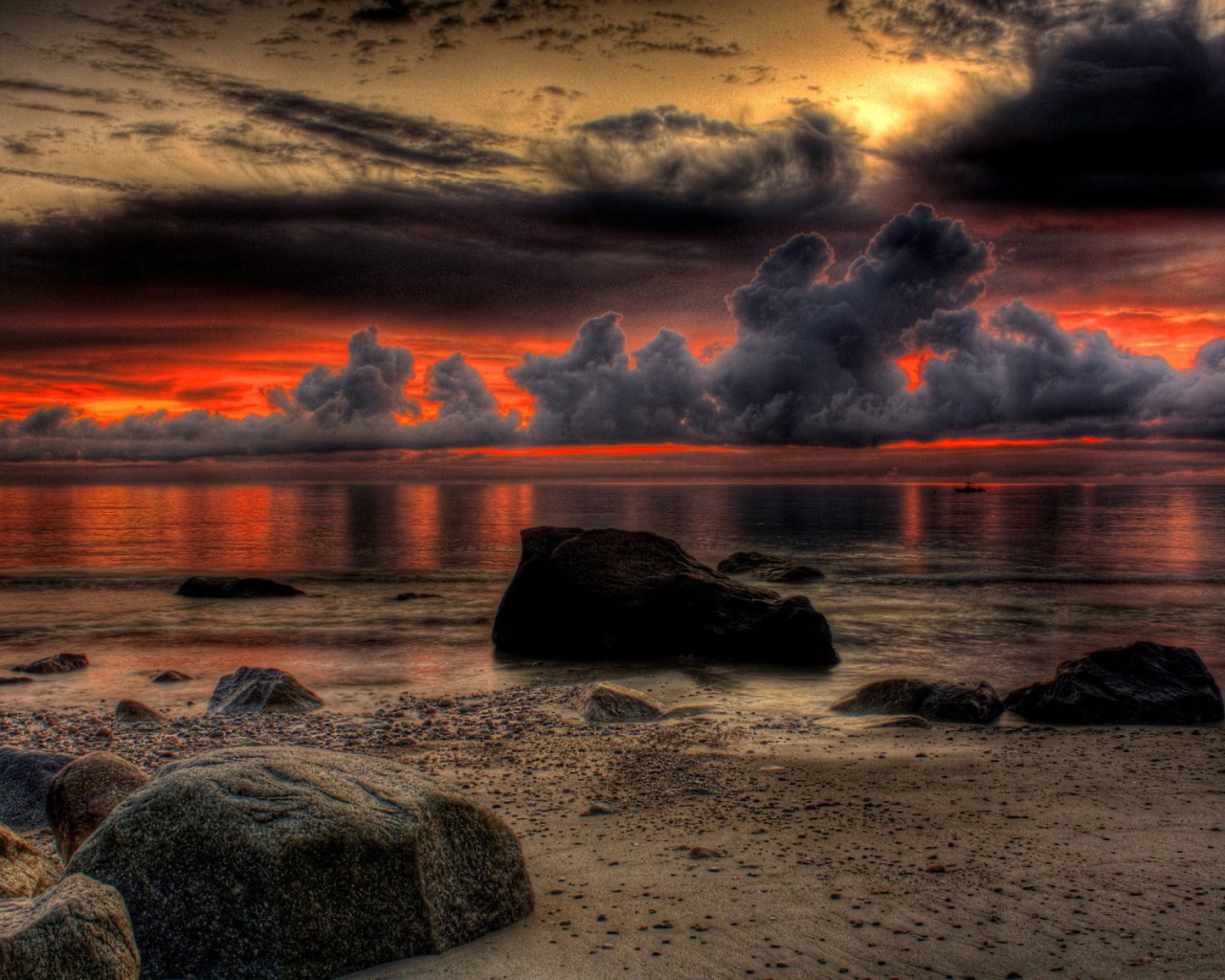 Черные облака на горизонте