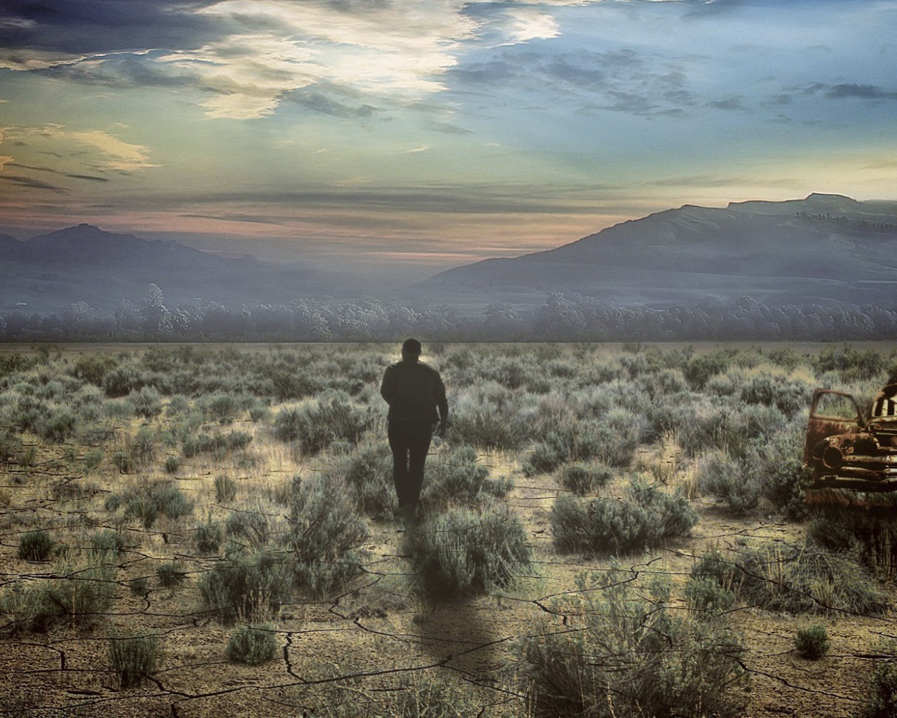 Человек идет по пустыне