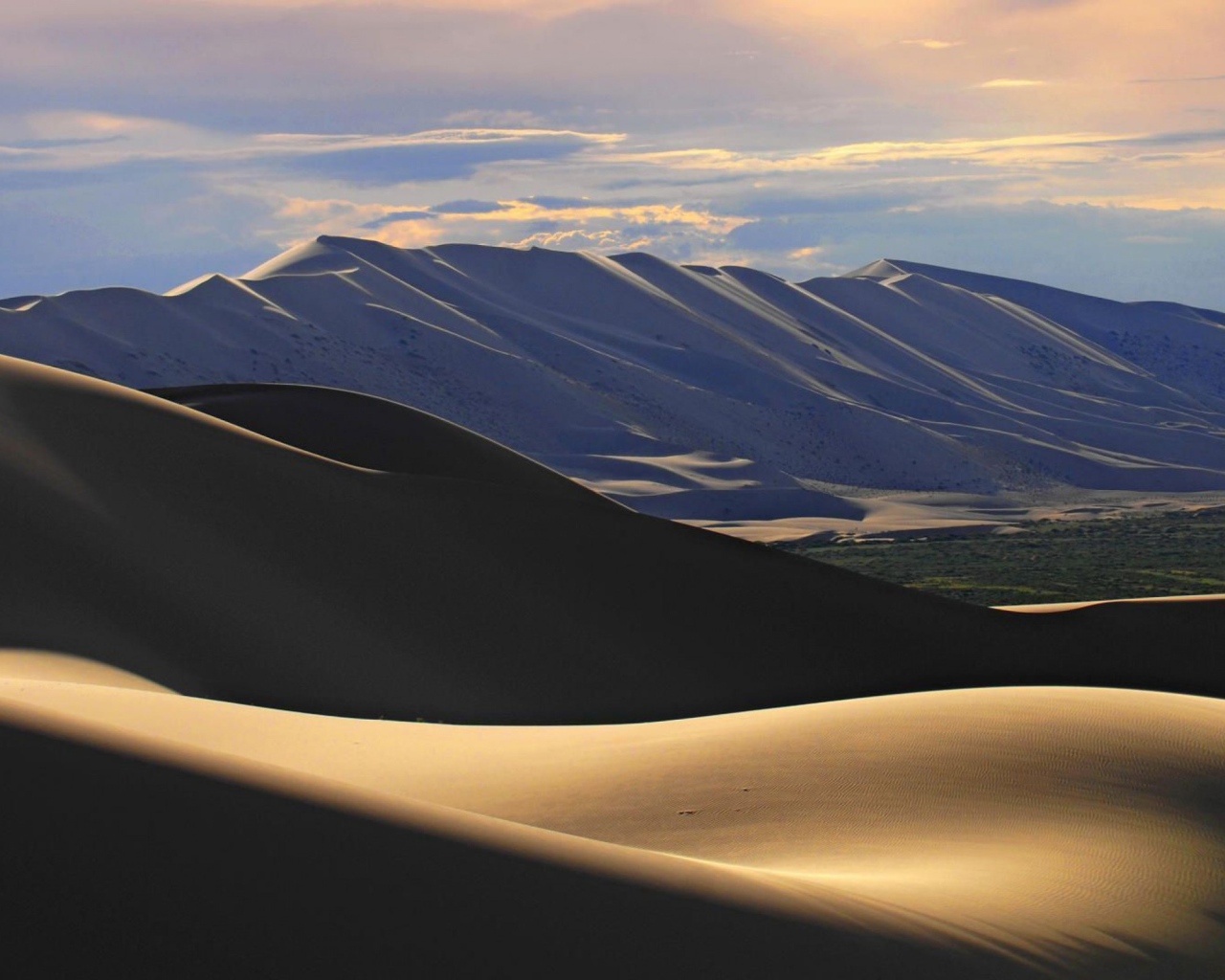 Песчаные барханы в пустыне