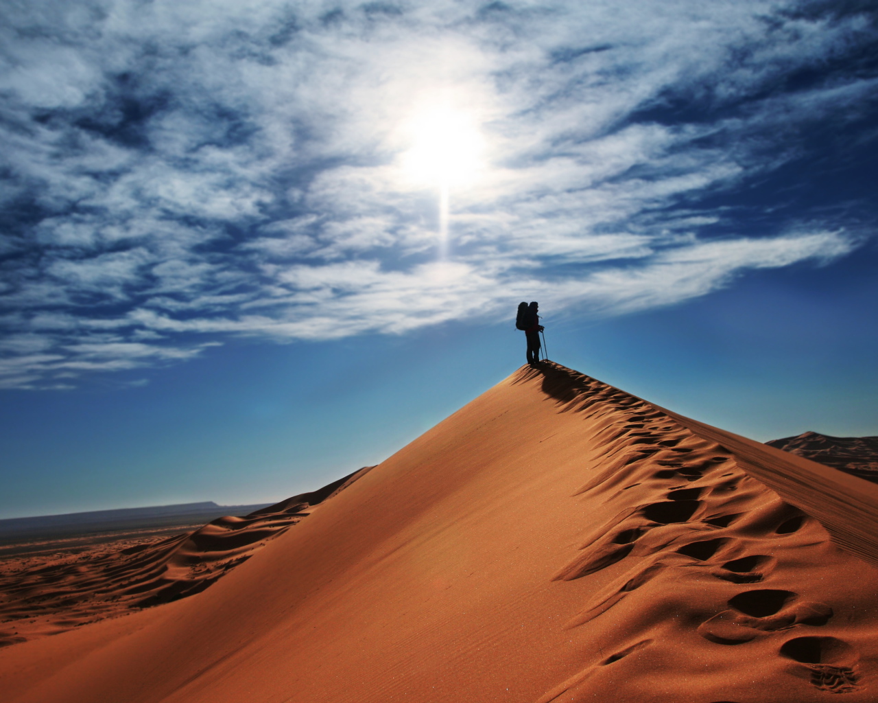 Одинокий путник в пустыне