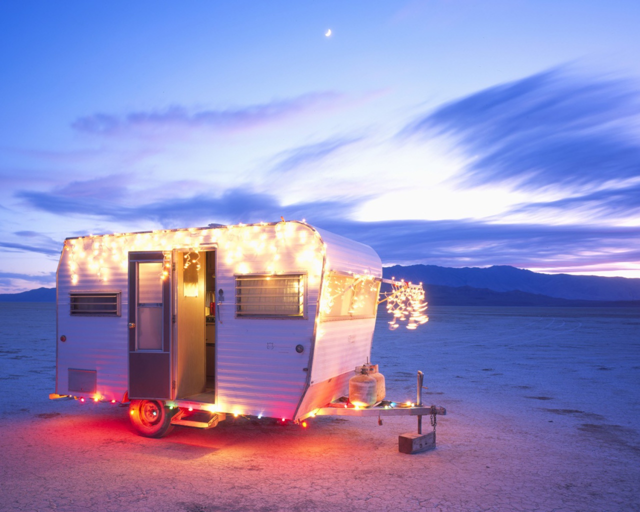 Дом на колесах в пустыне
