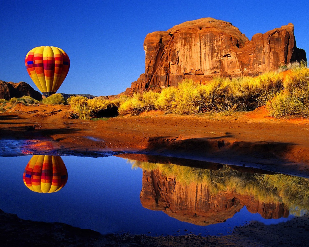 Лужа на дороге и воздушный шар