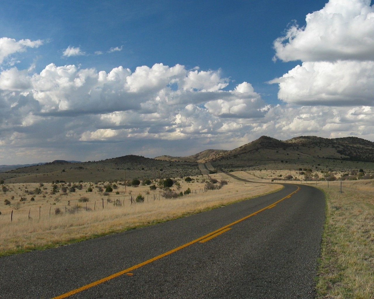 Дорога через поле в горы