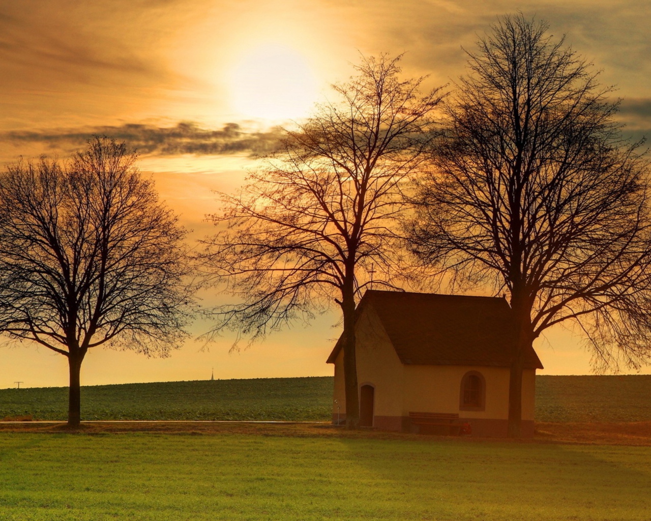 Одинокая часовня в поле