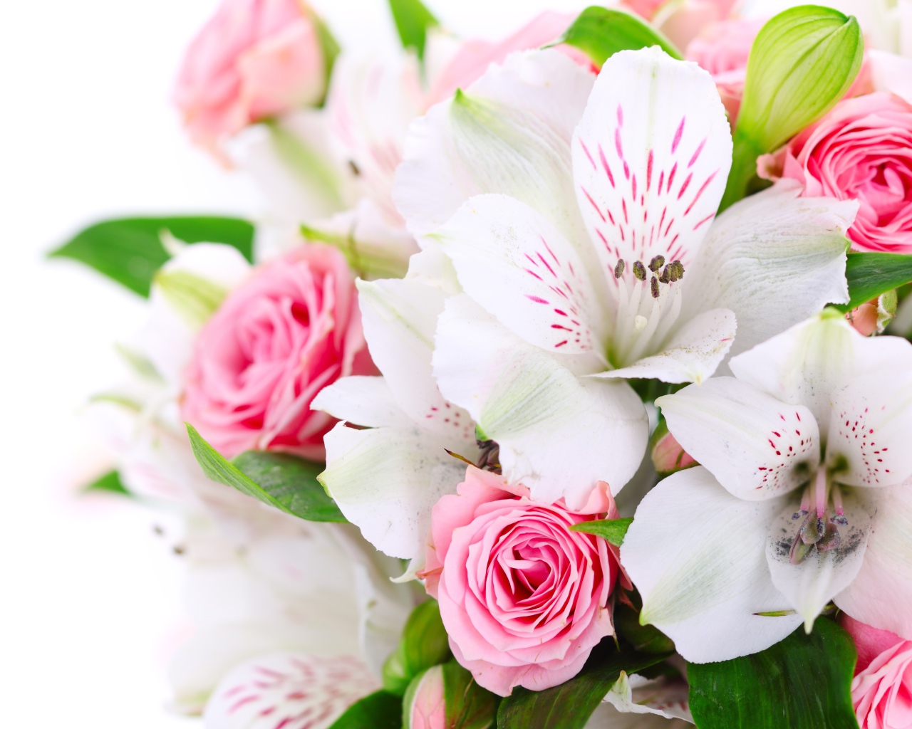 Букет из белых и розовых цветов