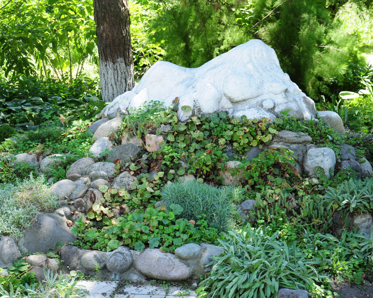 Альпийская горка в саду