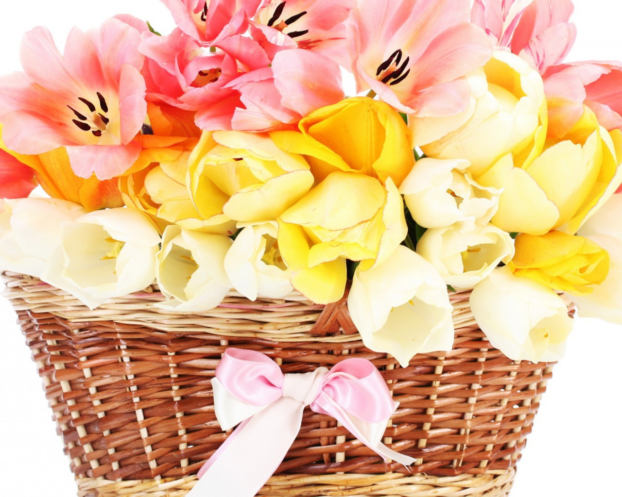 Корзина красивых цветов