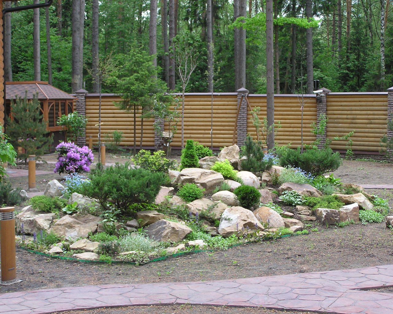 Красивая альпийская горка