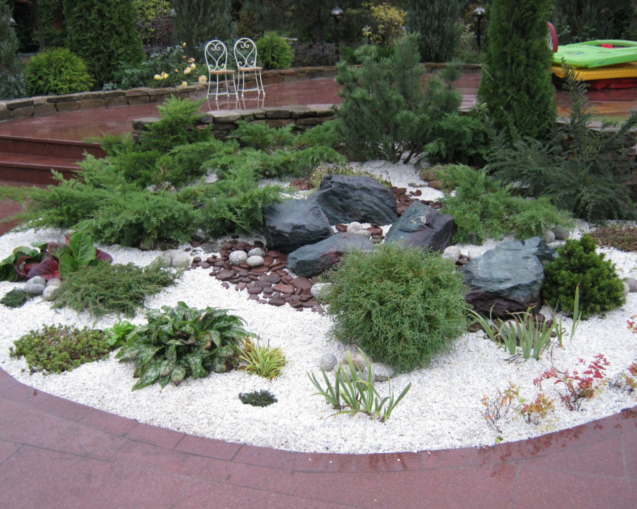 Красивая альпийская горка в нашем саду