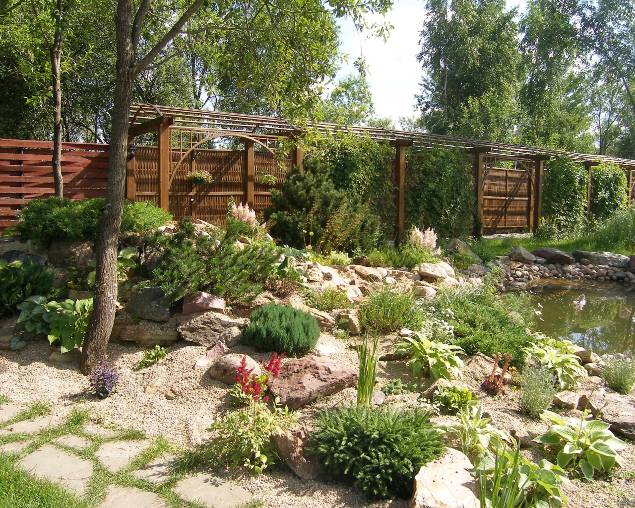 Красивая альпийская горка в саду