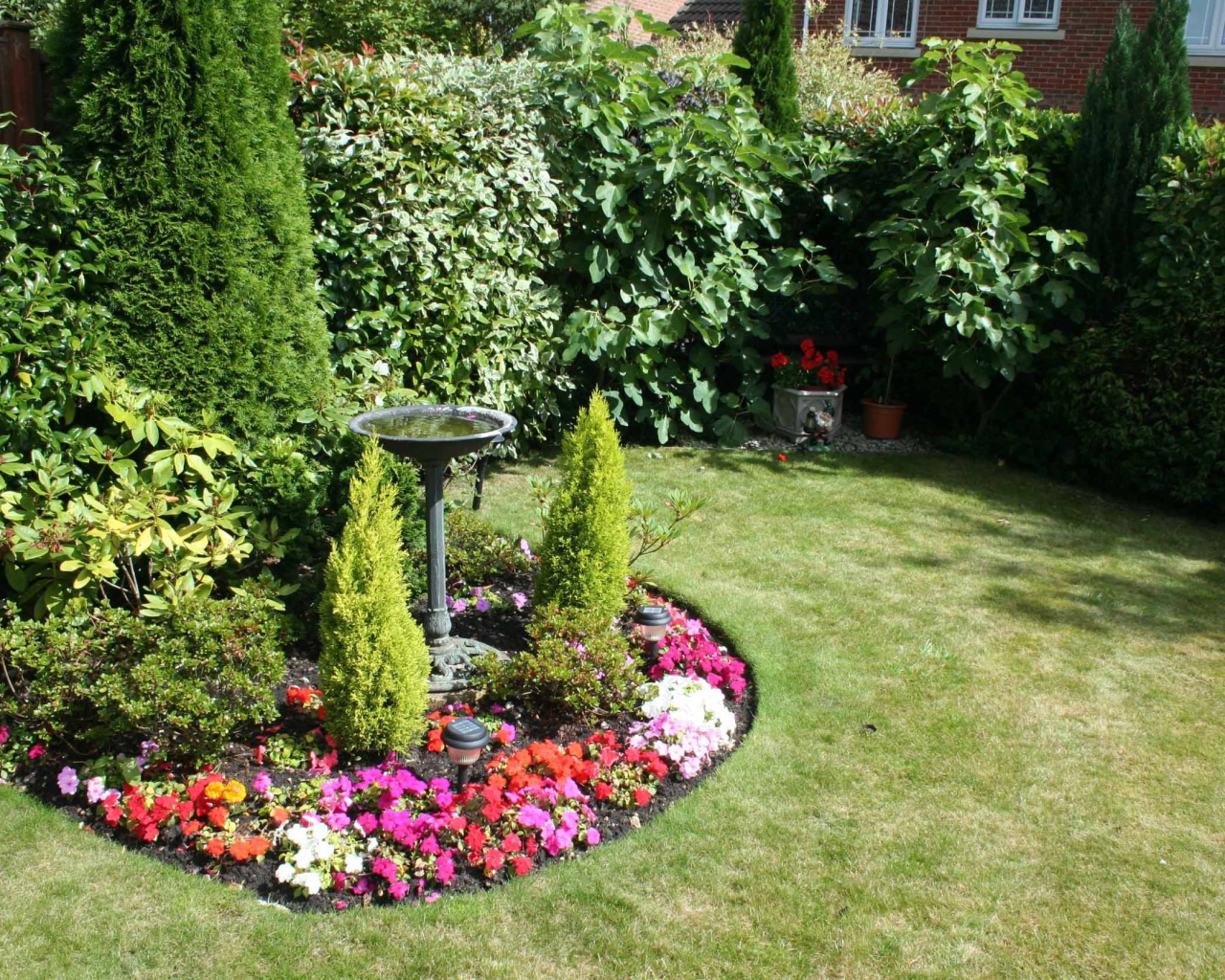 Красивая альпийская горка на газоне