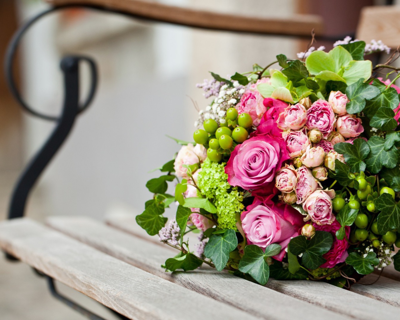 Красивый букет на лавке