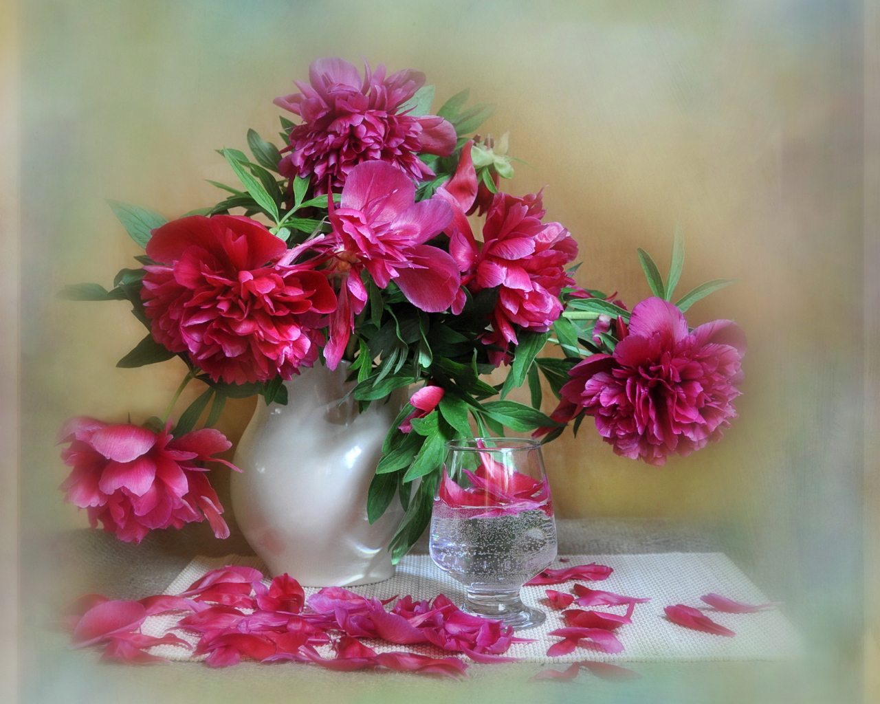 Красивые цветы пионы в вазе