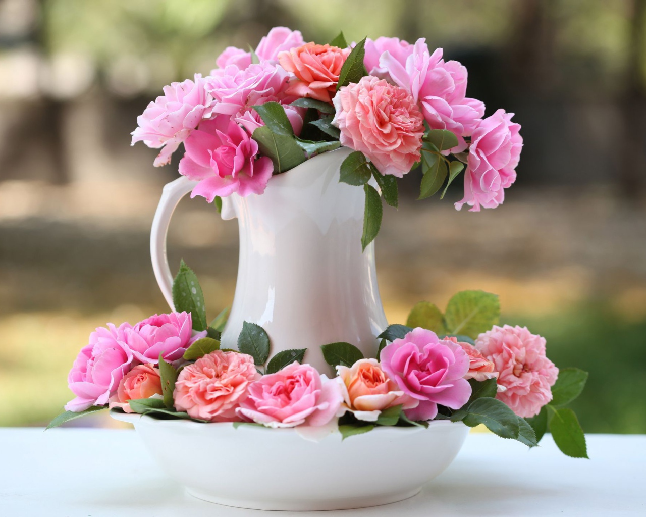 Букет в белом кувшине