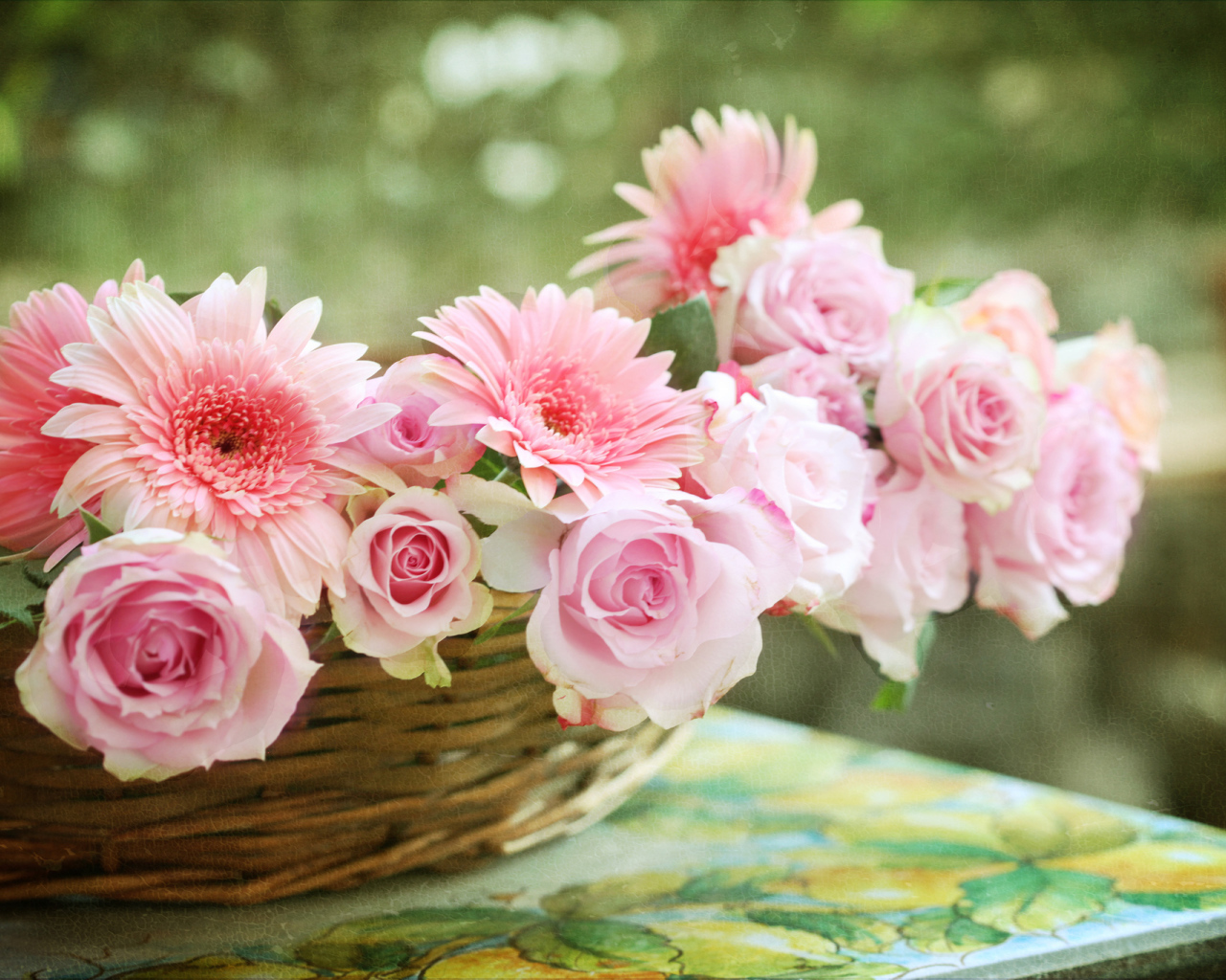 Букет из герберов и роз