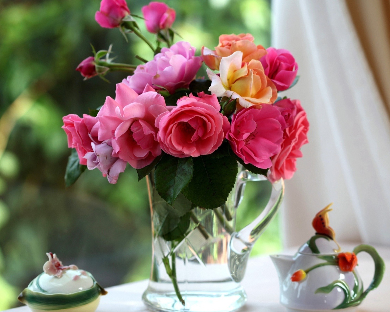 Букет роз в стеклянном кувшине