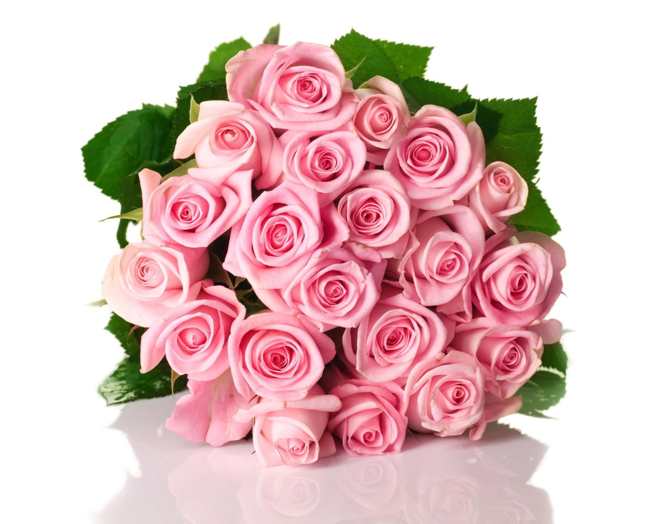 Букет роз на блестящей поверхности