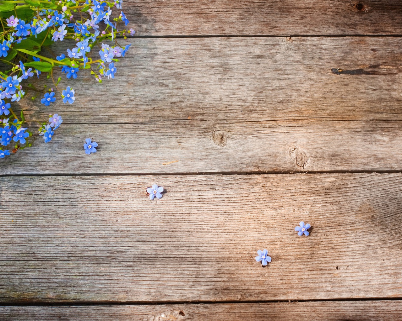 Букет на деревянном столе