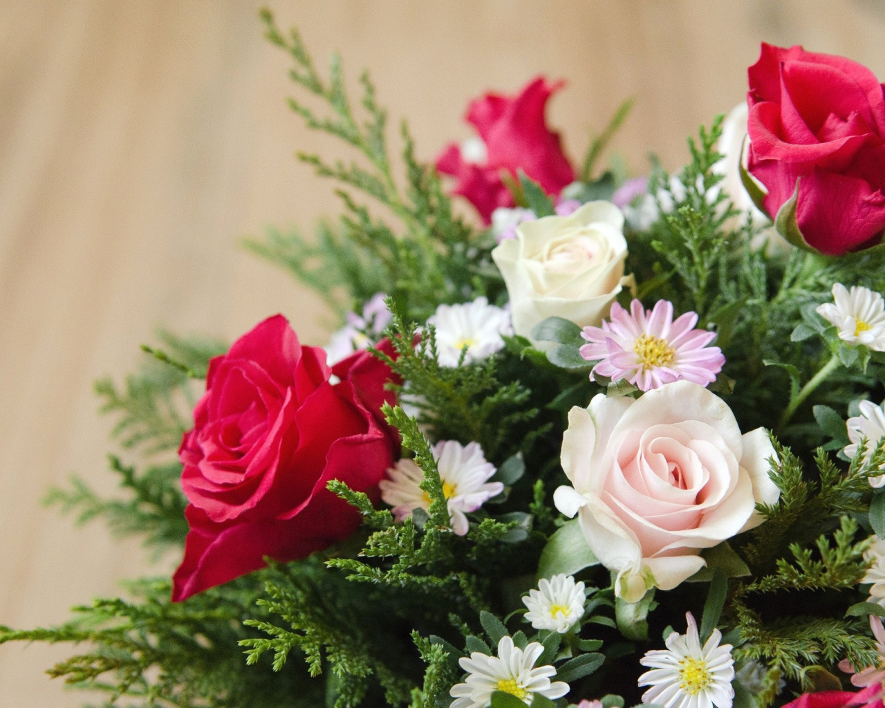 Цветы хризантема и роза