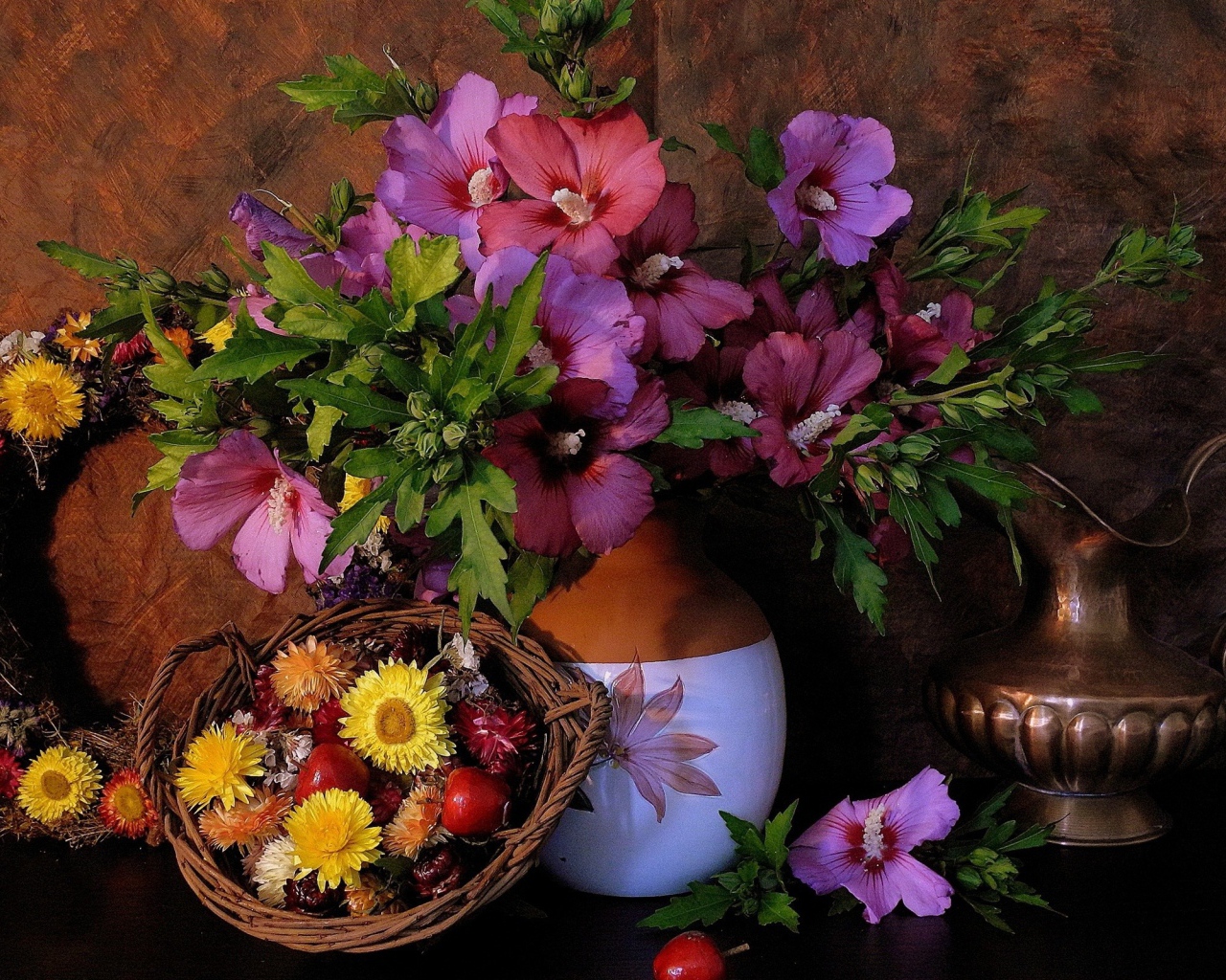 Цветы в кувшине и в корзине