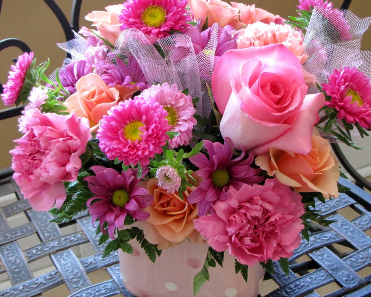 Цветы на кованном стуле