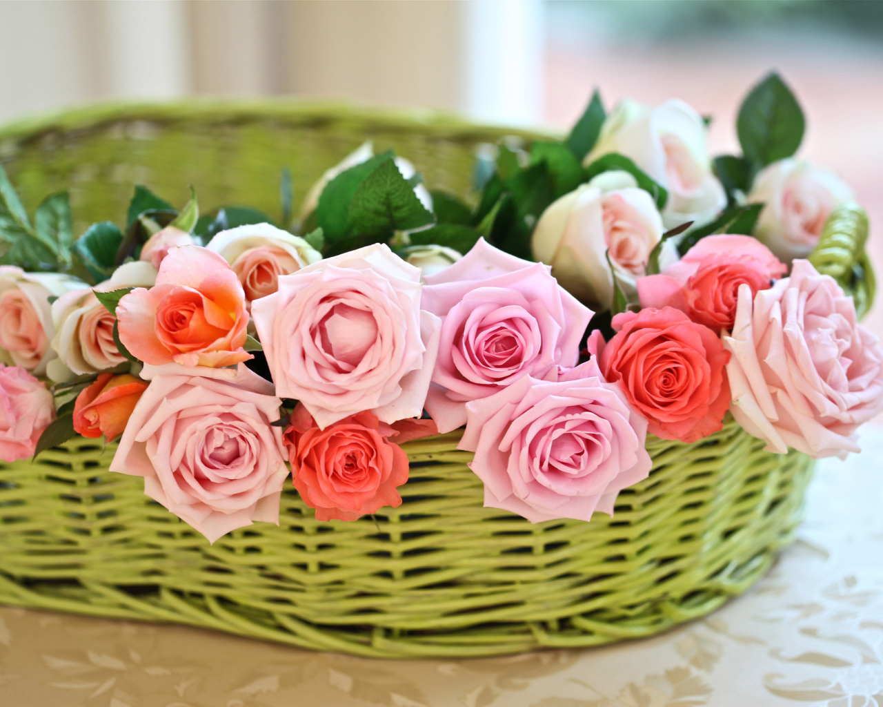 Цветы розы в корзине
