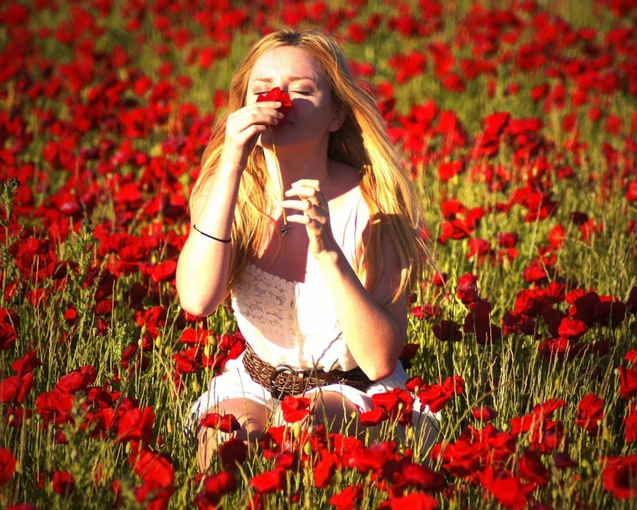 Девушка на маковом поле