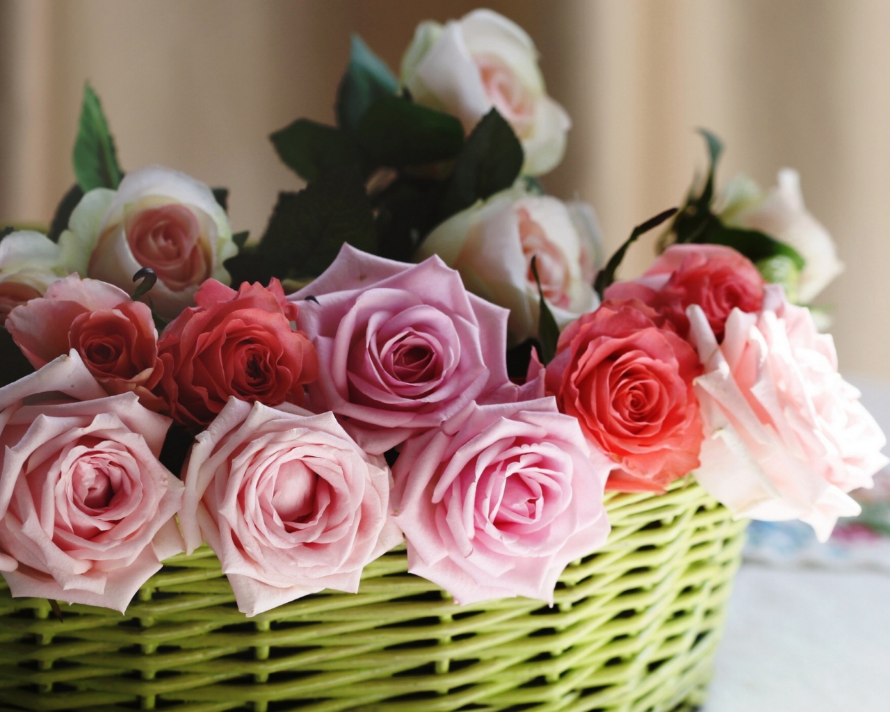Розы в корзине